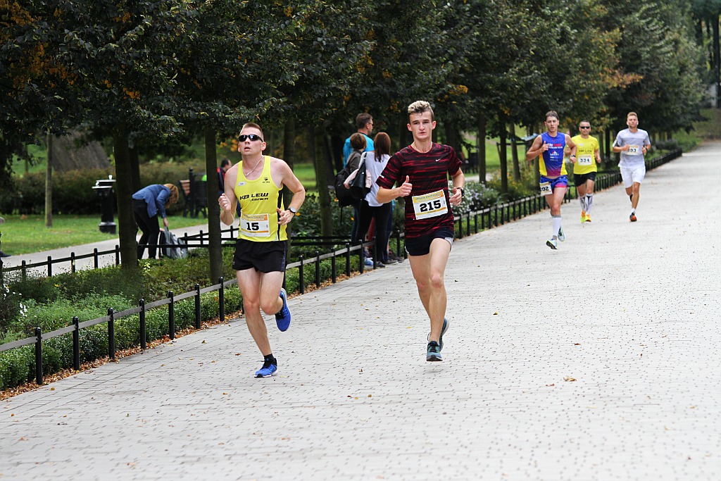 Ponad 400 biegaczy wystartowało w Legnickim Półmaratonie (1)
