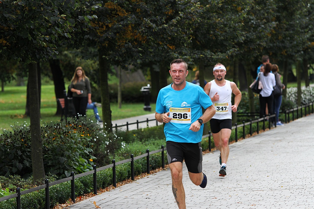 Ponad 400 biegaczy wystartowało w Legnickim Półmaratonie (1)