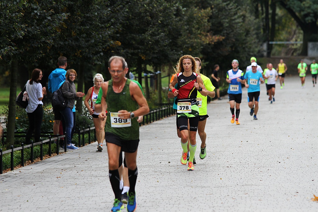 Ponad 400 biegaczy wystartowało w Legnickim Półmaratonie (1)