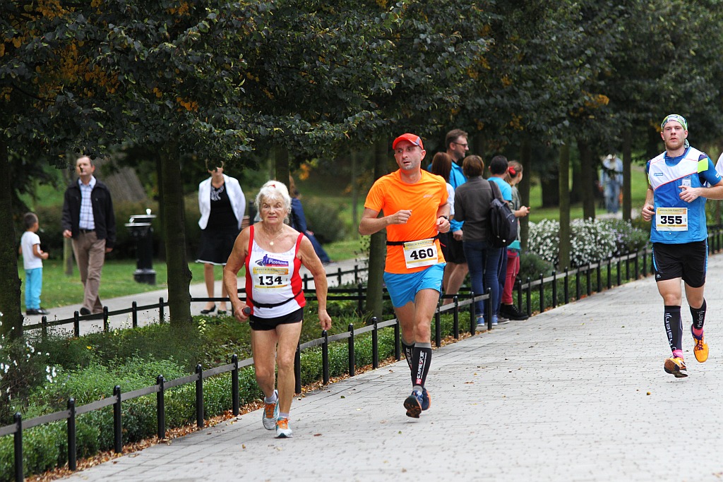 Ponad 400 biegaczy wystartowało w Legnickim Półmaratonie (1)