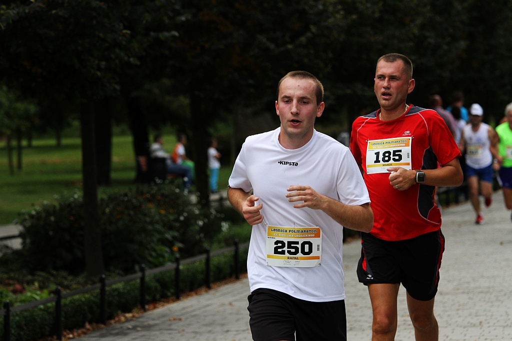 Ponad 400 biegaczy wystartowało w Legnickim Półmaratonie (1)