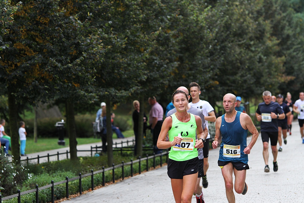 Ponad 400 biegaczy wystartowało w Legnickim Półmaratonie (1)