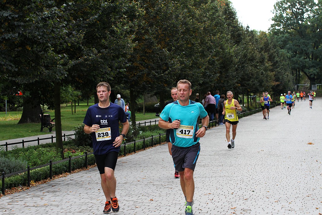 Ponad 400 biegaczy wystartowało w Legnickim Półmaratonie (1)