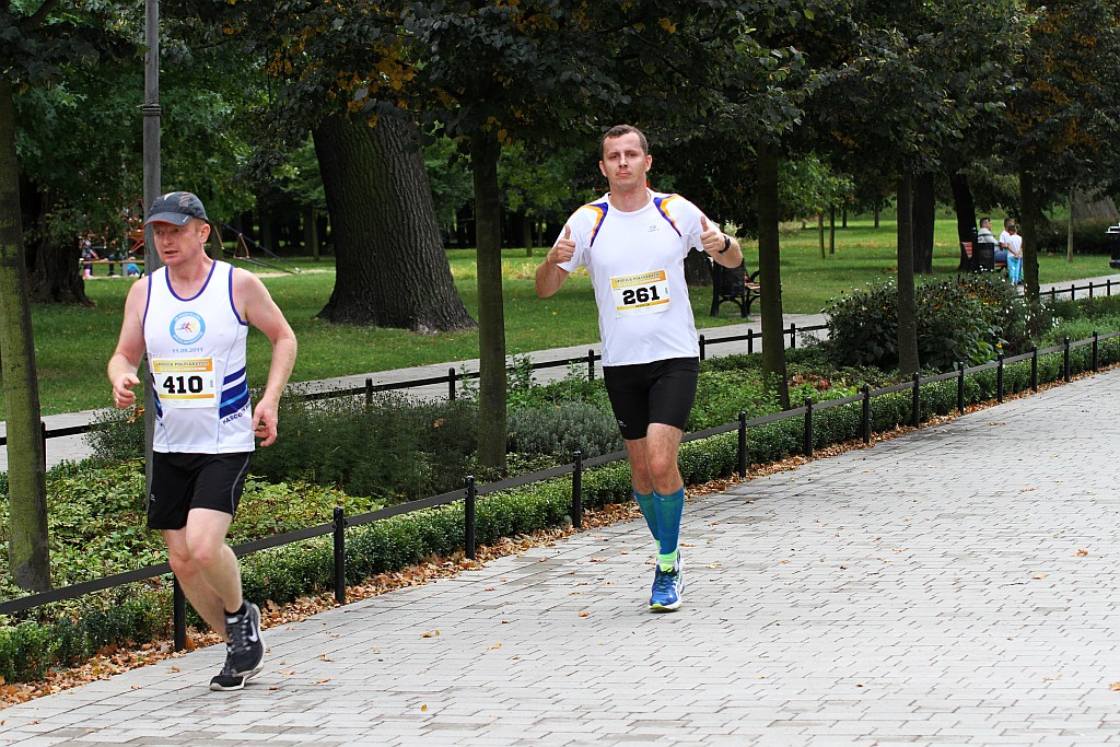 Ponad 400 biegaczy wystartowało w Legnickim Półmaratonie (1)