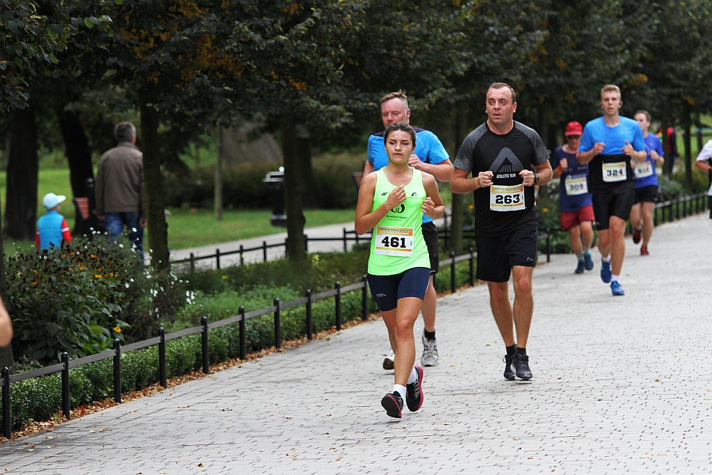 Ponad 400 biegaczy wystartowało w Legnickim Półmaratonie (1)