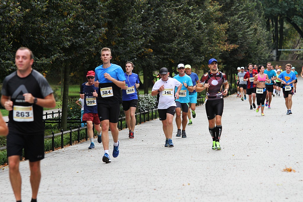 Ponad 400 biegaczy wystartowało w Legnickim Półmaratonie (1)