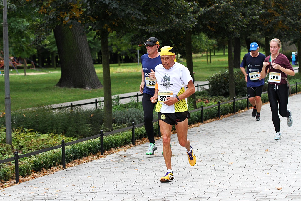 Ponad 400 biegaczy wystartowało w Legnickim Półmaratonie (1)
