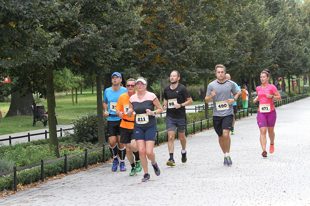 Ponad 400 biegaczy wystartowało w Legnickim Półmaratonie (1)