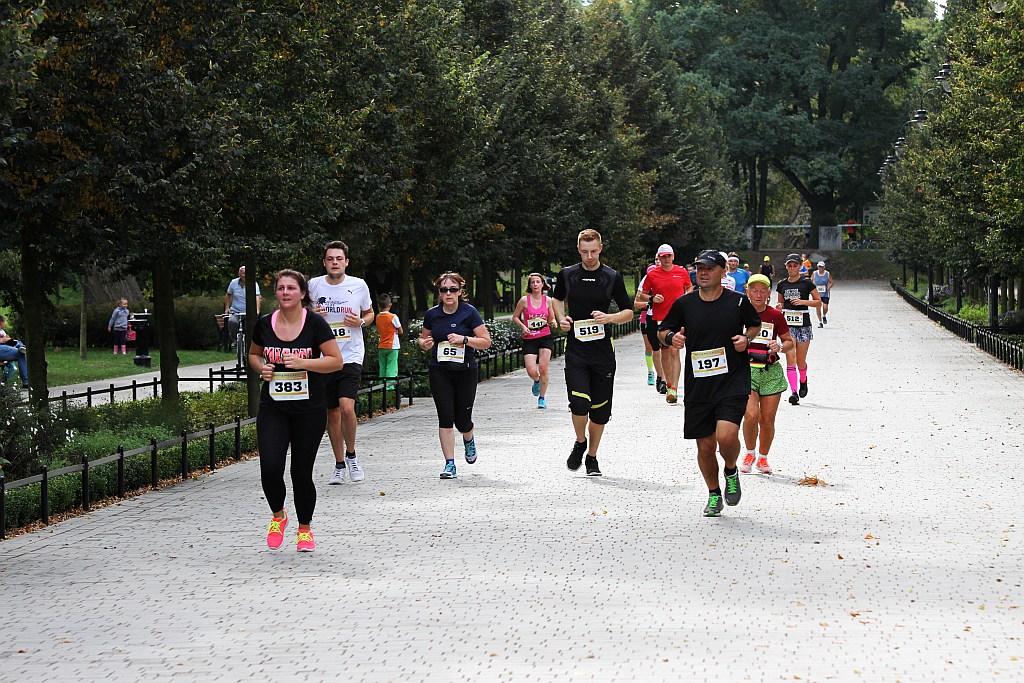 Ponad 400 biegaczy wystartowało w Legnickim Półmaratonie (1)