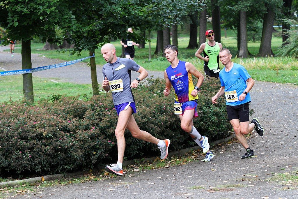 Ponad 400 biegaczy wystartowało w Legnickim Półmaratonie (1)
