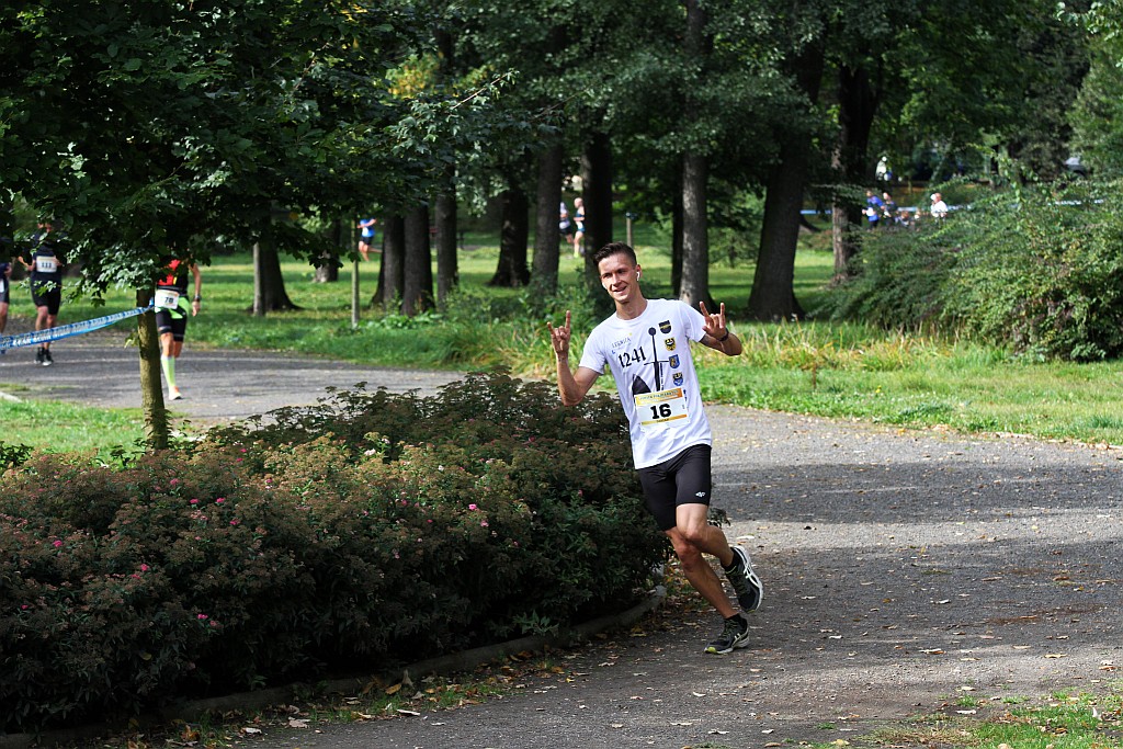 Ponad 400 biegaczy wystartowało w Legnickim Półmaratonie (1)