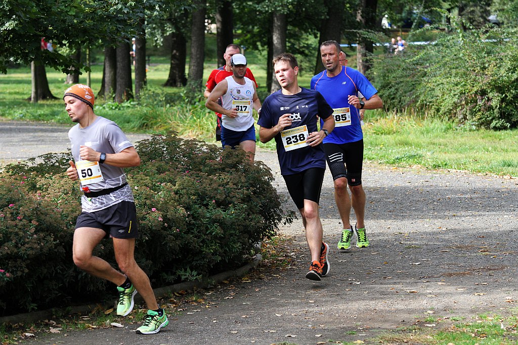 Ponad 400 biegaczy wystartowało w Legnickim Półmaratonie (1)