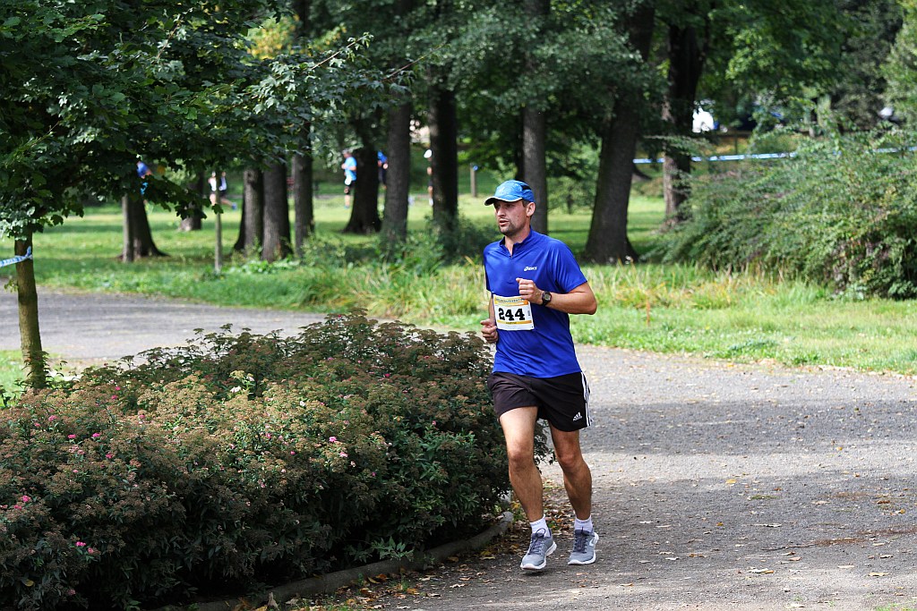 Ponad 400 biegaczy wystartowało w Legnickim Półmaratonie (1)