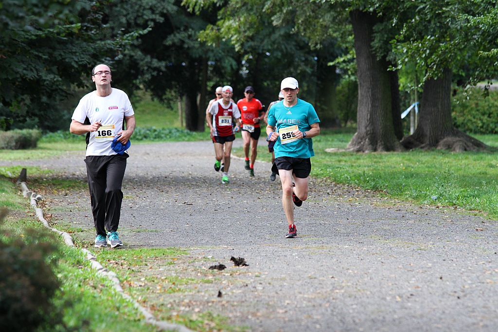 Ponad 400 biegaczy wystartowało w Legnickim Półmaratonie (1)