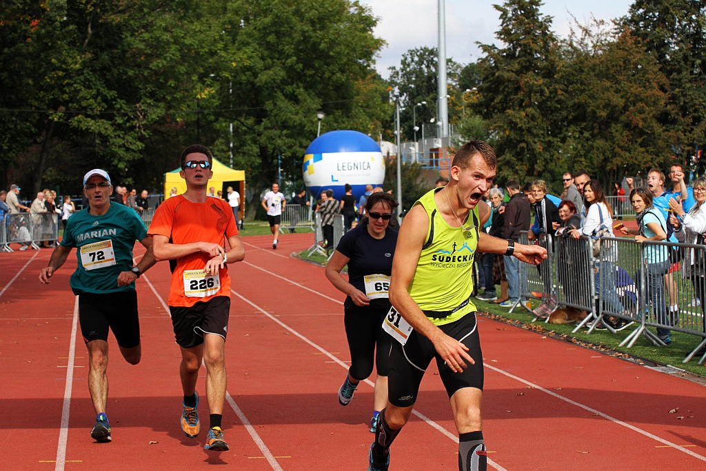 Ponad 400 biegaczy wystartowało w Legnickim Półmaratonie (1)