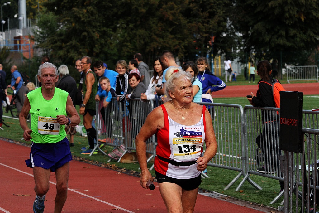 Ponad 400 biegaczy wystartowało w Legnickim Półmaratonie (1)