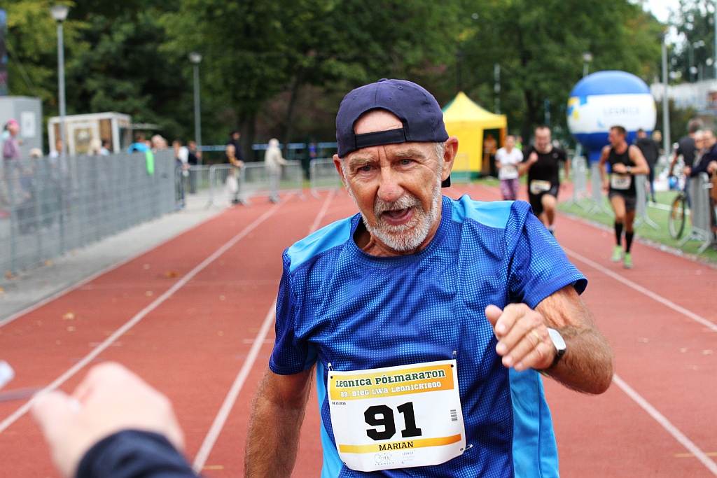 Ponad 400 biegaczy wystartowało w Legnickim Półmaratonie (1)