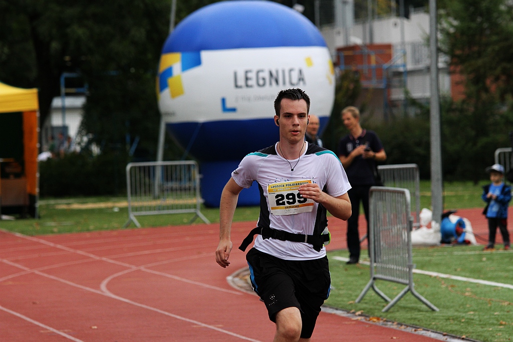 Ponad 400 biegaczy wystartowało w Legnickim Półmaratonie (1)
