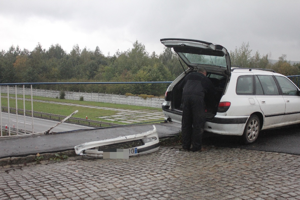 O mały włos od tragedii na moście nad  autostradą 
