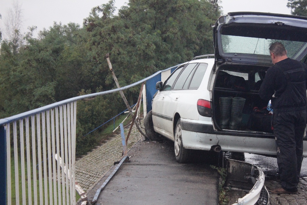O mały włos od tragedii na moście nad  autostradą 
