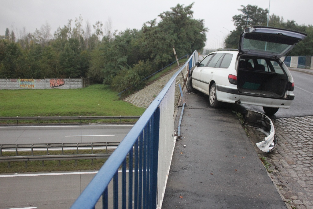 O mały włos od tragedii na moście nad  autostradą 
