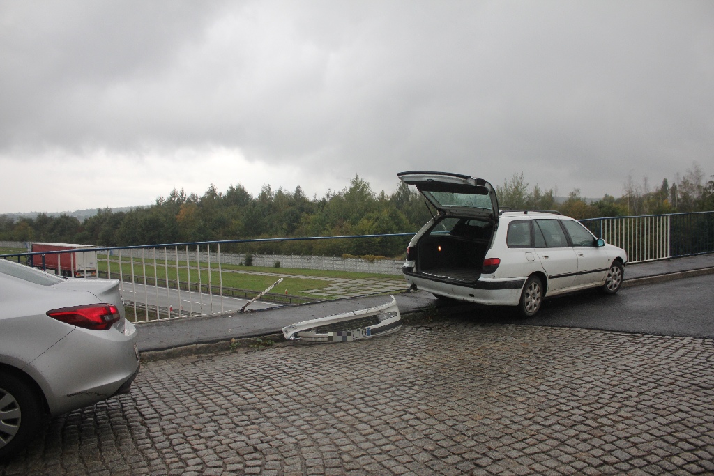 O mały włos od tragedii na moście nad  autostradą 
