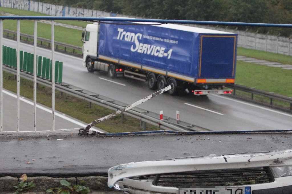 O mały włos od tragedii na moście nad  autostradą 
