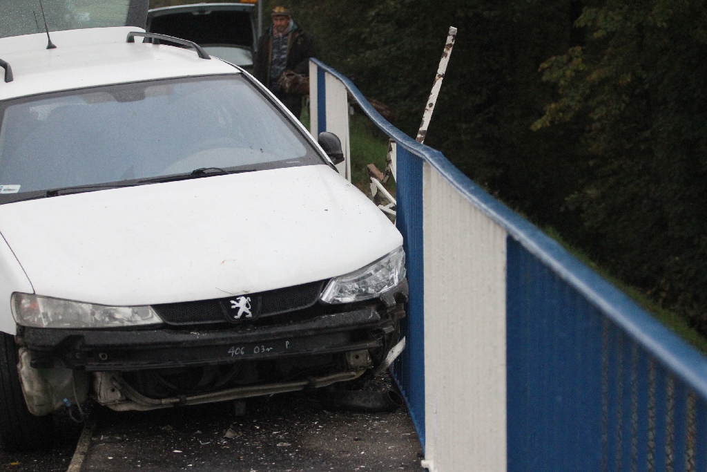 O mały włos od tragedii na moście nad  autostradą 
