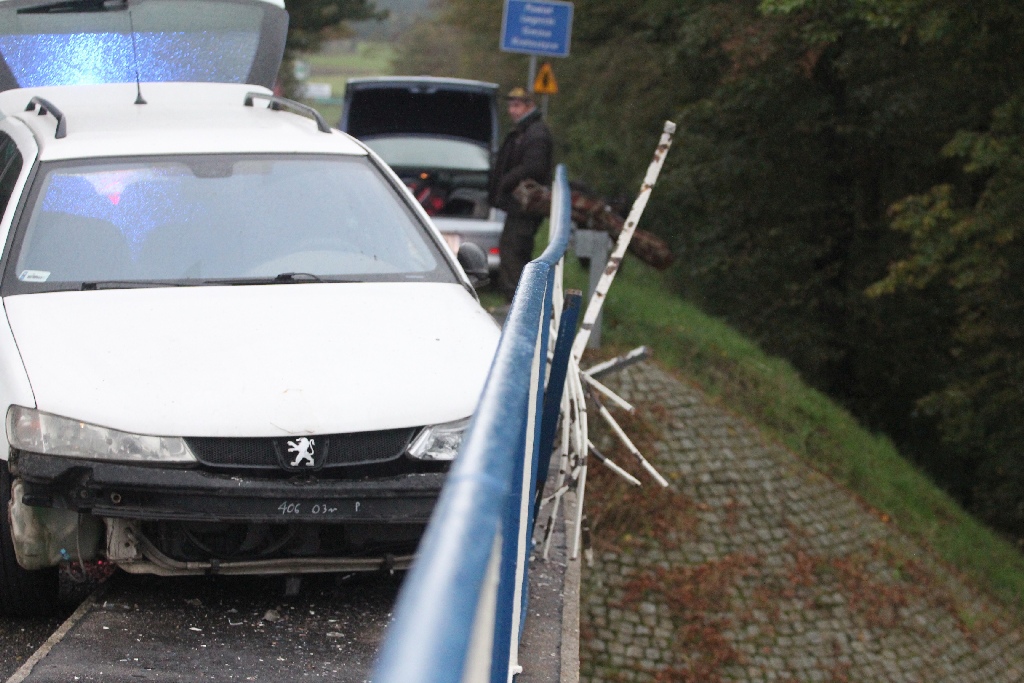 O mały włos od tragedii na moście nad  autostradą 
