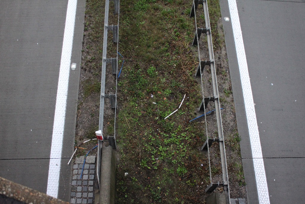 O mały włos od tragedii na moście nad  autostradą 

