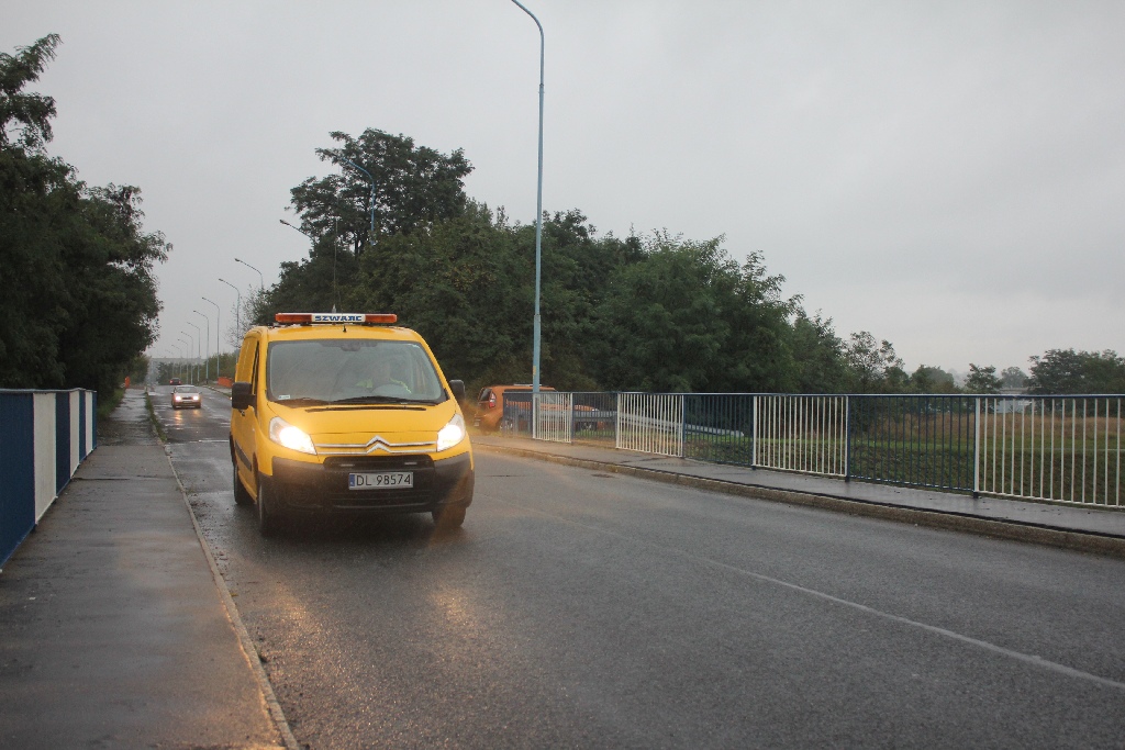 O mały włos od tragedii na moście nad  autostradą 

