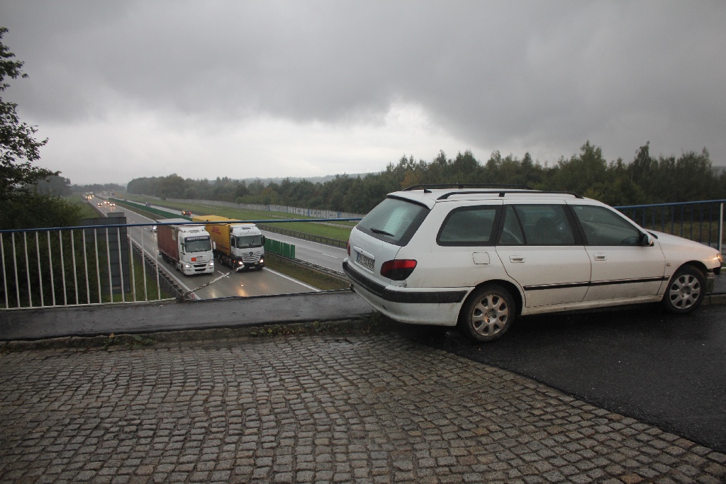 O mały włos od tragedii na moście nad  autostradą 
