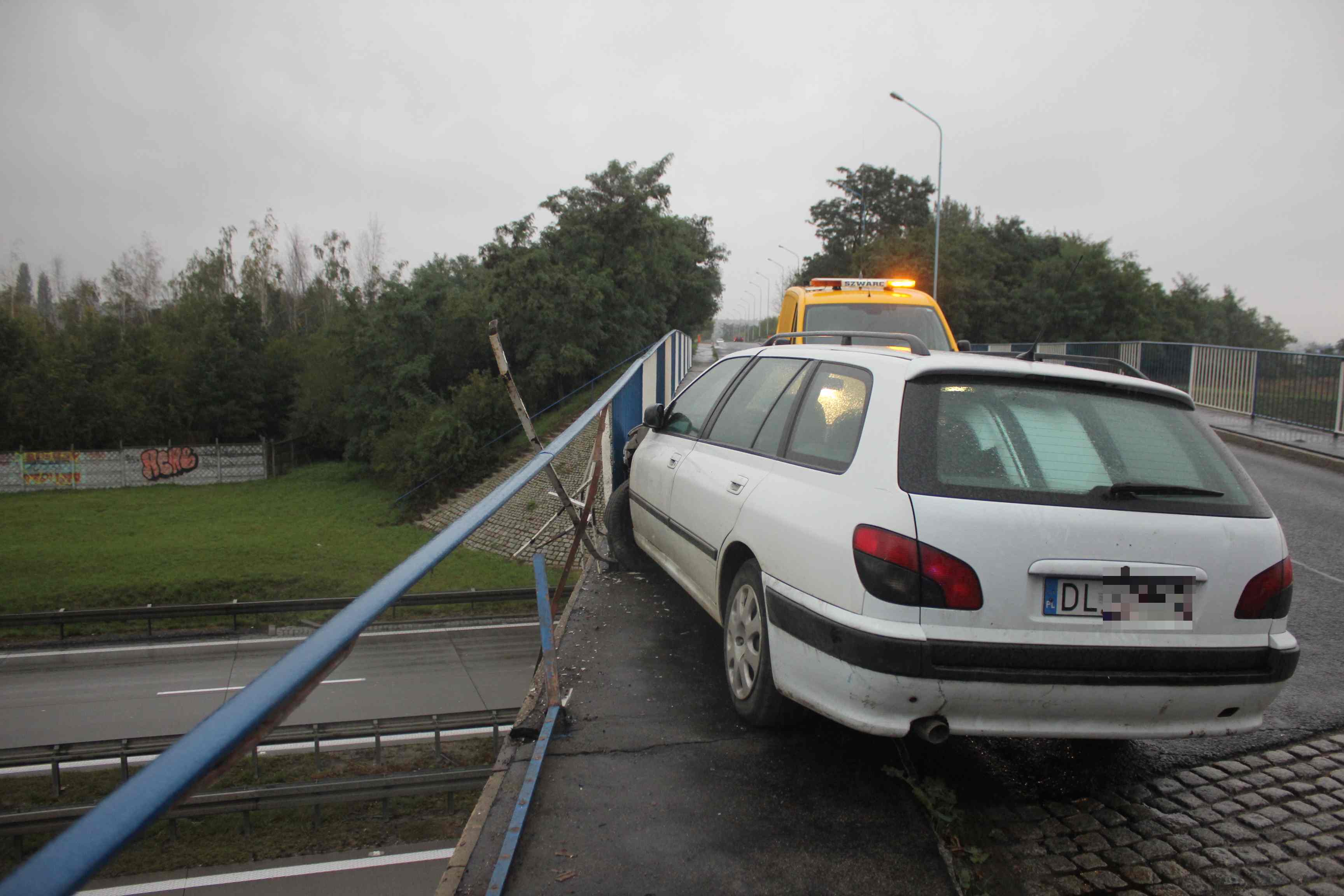 O mały włos od tragedii na moście nad  autostradą 

