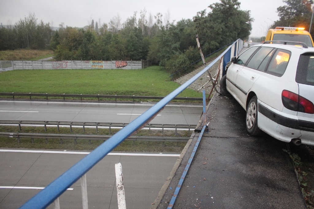 O mały włos od tragedii na moście nad  autostradą 

