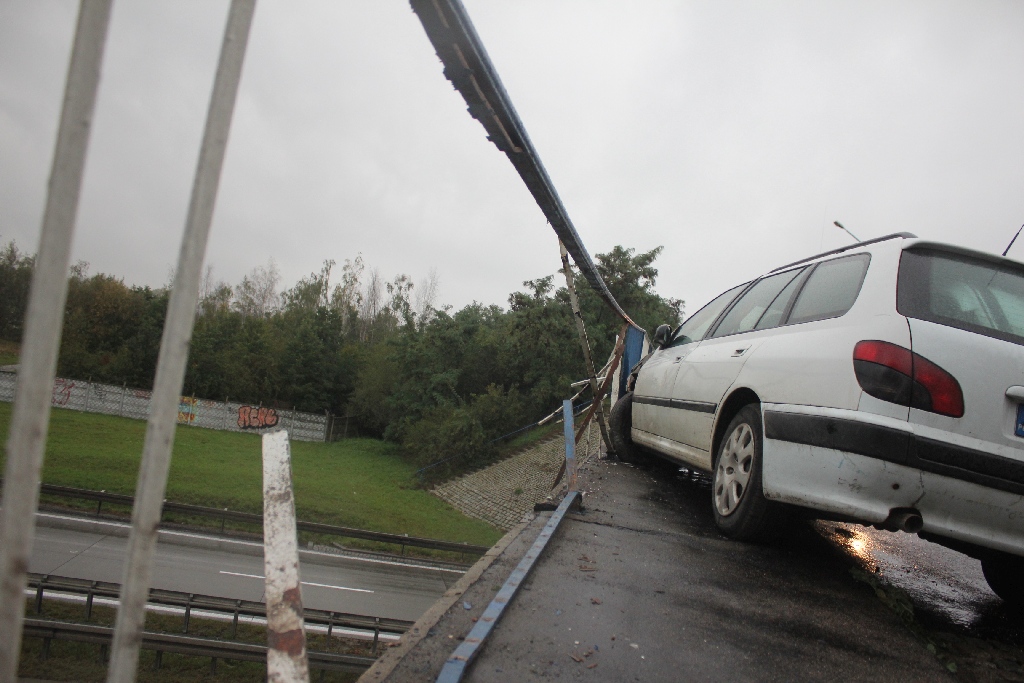 O mały włos od tragedii na moście nad  autostradą 
