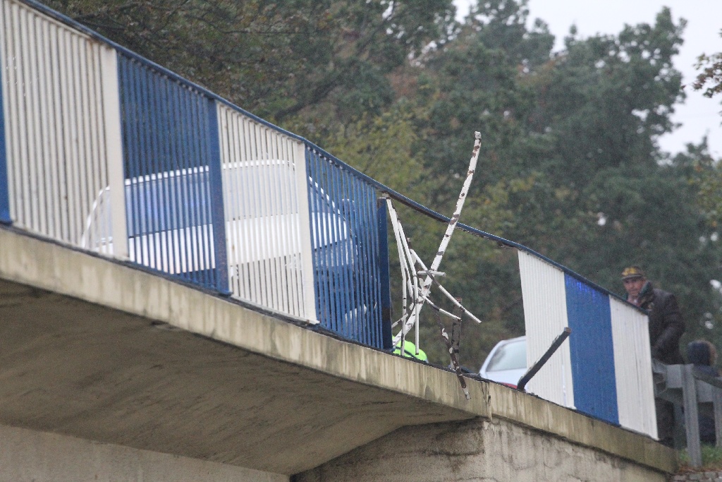 O mały włos od tragedii na moście nad  autostradą 
