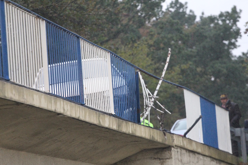 O mały włos od tragedii na moście nad  autostradą 
