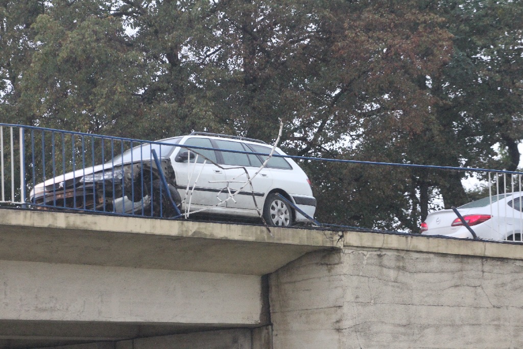 O mały włos od tragedii na moście nad  autostradą 
