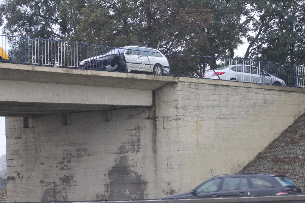 O mały włos od tragedii na moście nad  autostradą 
