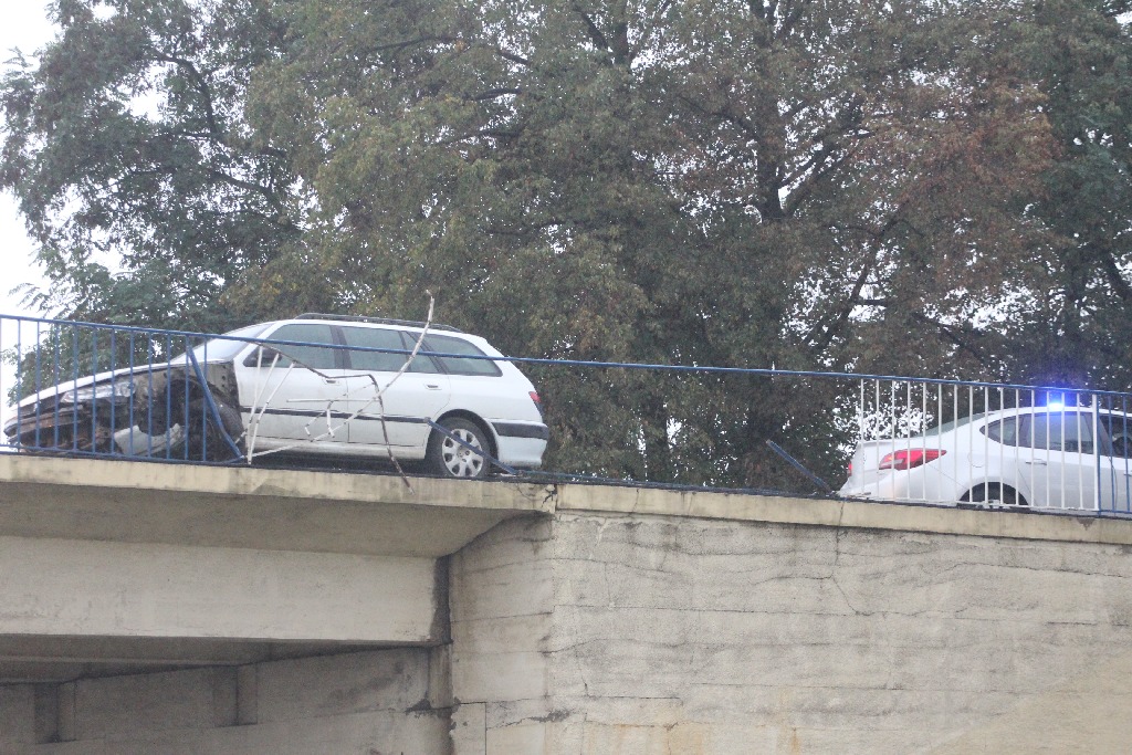 O mały włos od tragedii na moście nad  autostradą 

