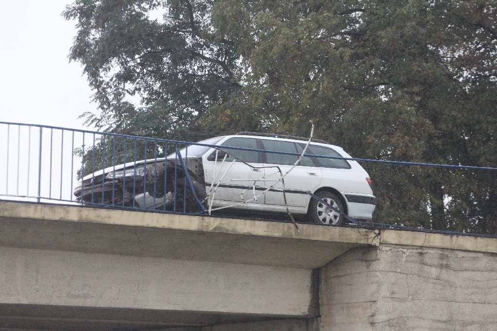 O mały włos od tragedii na moście nad  autostradą 
