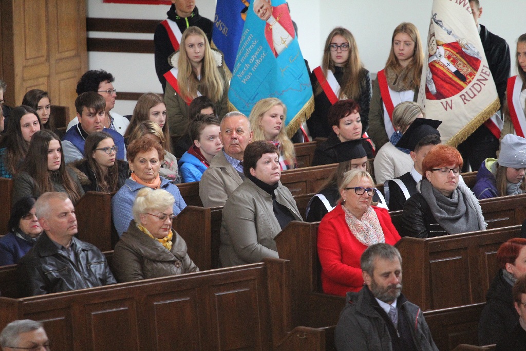 Msza święta na rozpoczęcie Dnia Papieskiego w Legnicy
