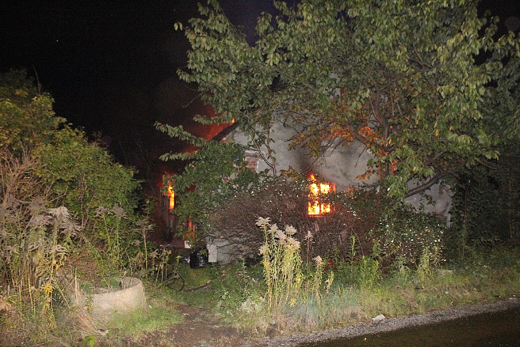Strażacy gasili płonący pustostan przy ulicy Wroniej