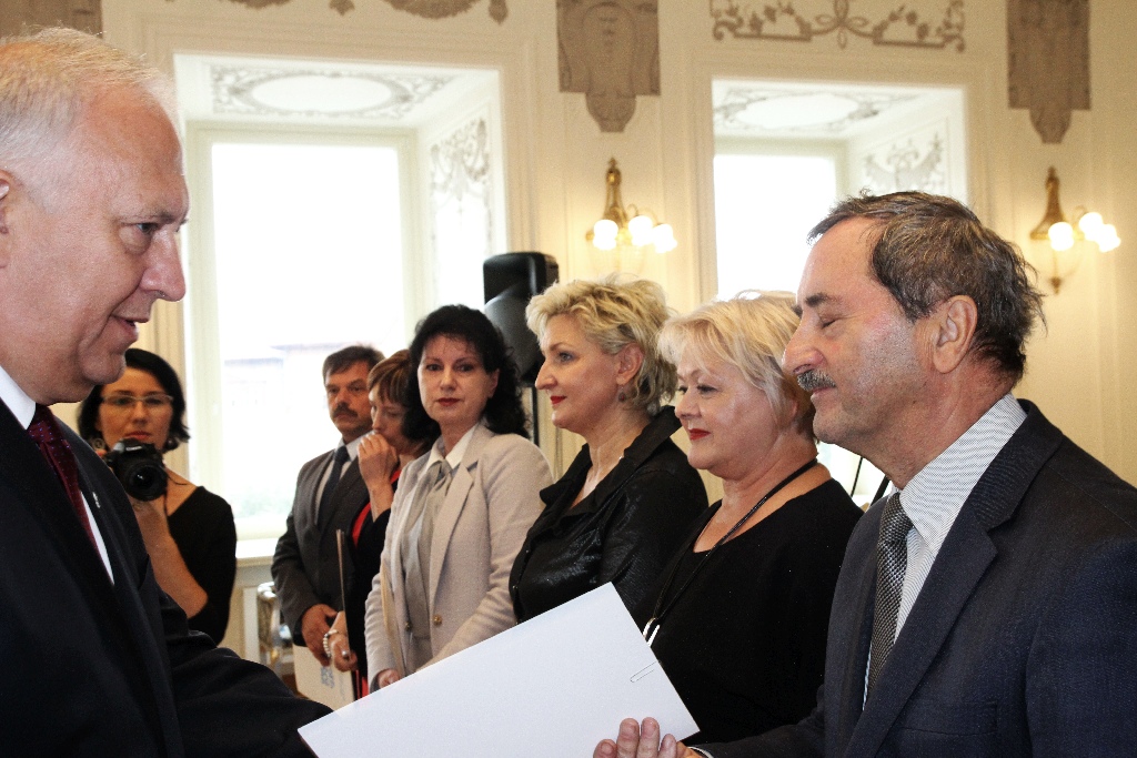 Nagrody od prezydenta dla legnickich pracowników oświaty