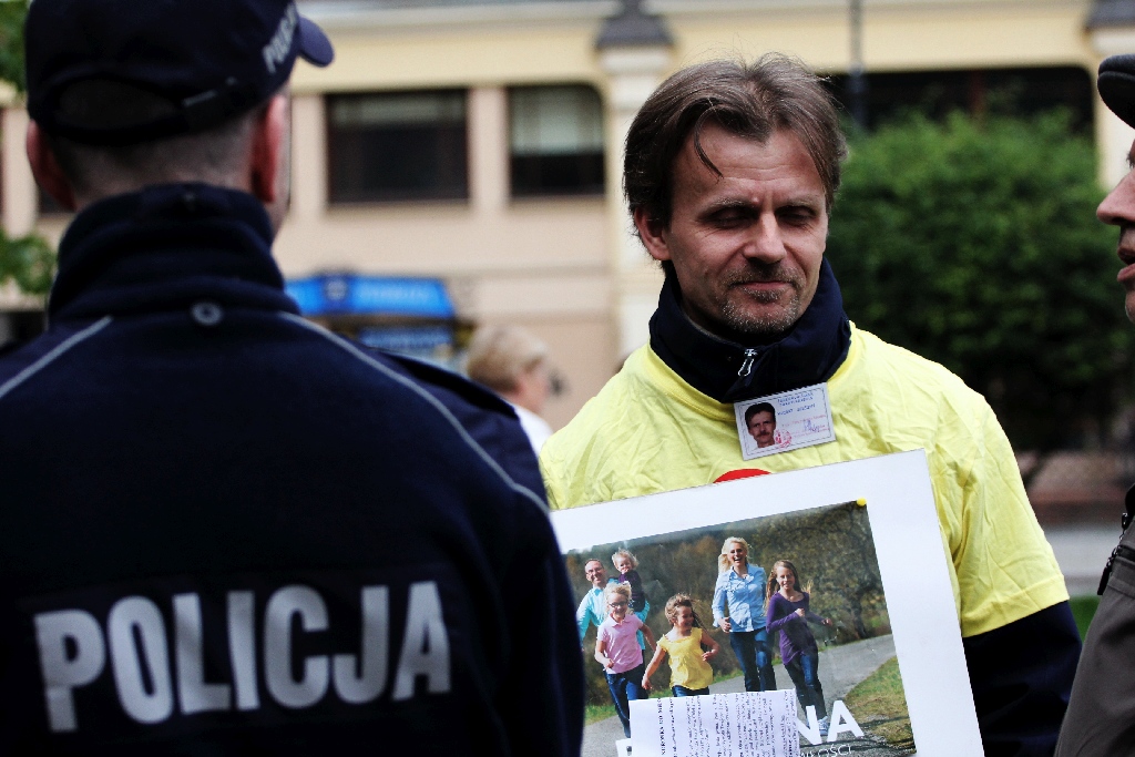 Biały protest pod pomnikiem Jana Pawła II w Legnicy