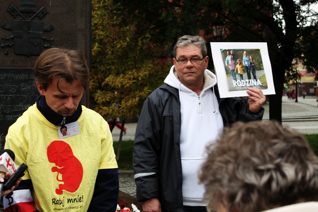 Biały protest pod pomnikiem Jana Pawła II w Legnicy