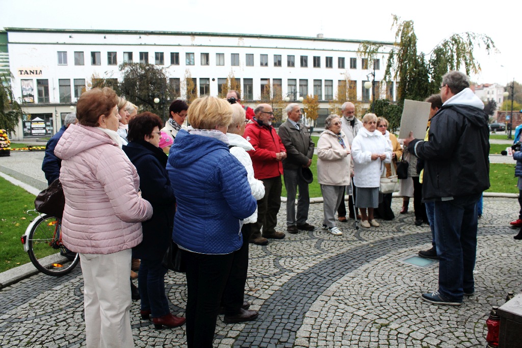 Biały protest pod pomnikiem Jana Pawła II w Legnicy