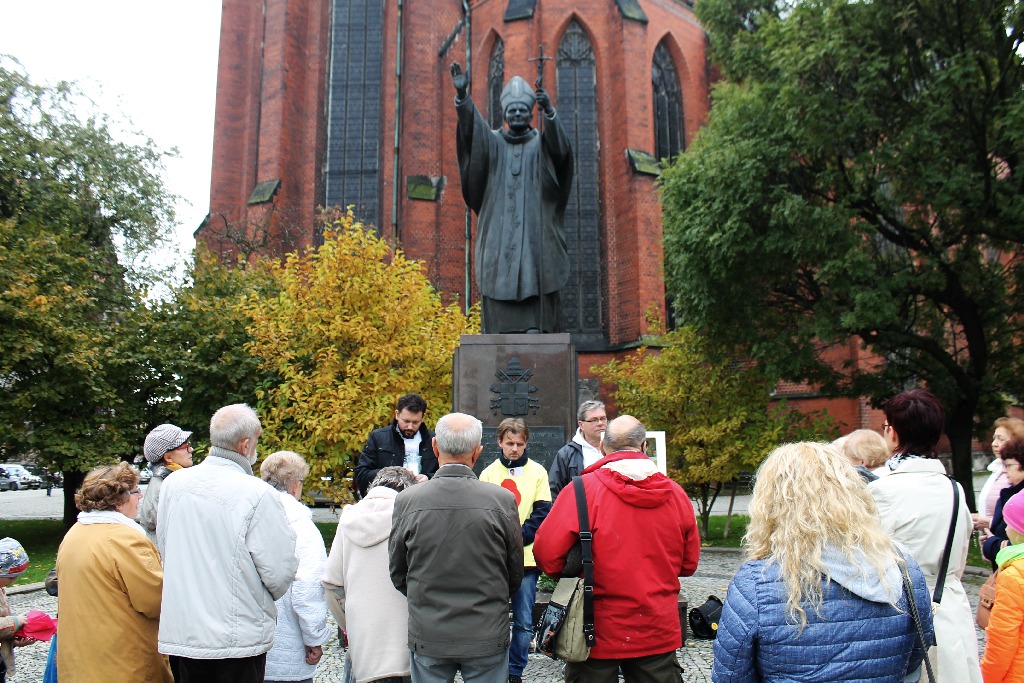 Biały protest pod pomnikiem Jana Pawła II w Legnicy