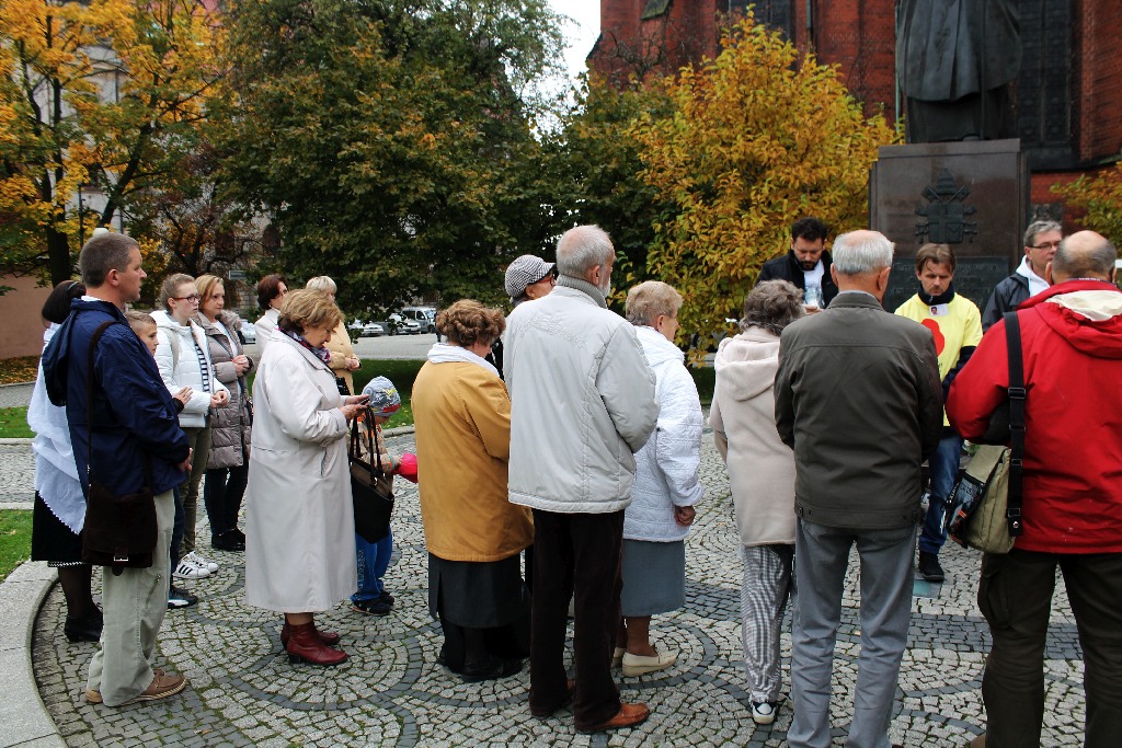 Biały protest pod pomnikiem Jana Pawła II w Legnicy