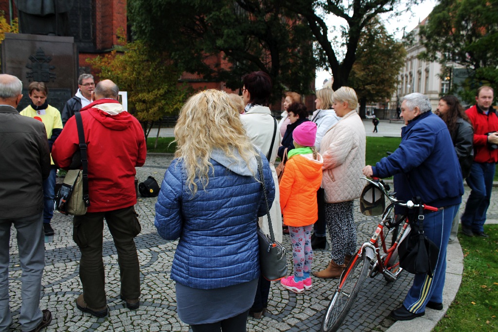 Biały protest pod pomnikiem Jana Pawła II w Legnicy